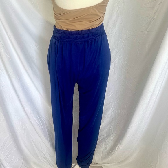 Lounge Suit - Picture 4 of 7